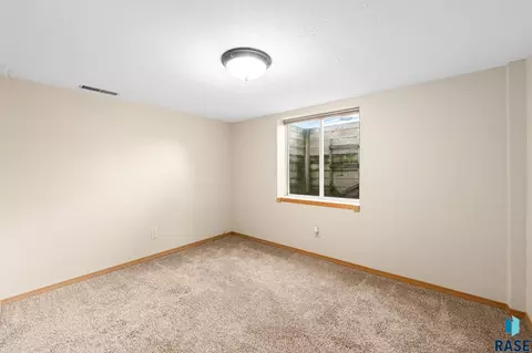 Bedroom - 3208 S Phillips Ave, Sioux Falls, SD 57105 photo 7 of 8