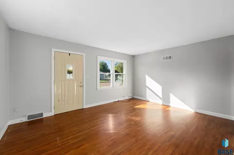 Living - 3208 S Phillips Ave, Sioux Falls, SD 57105 photo 2 of 5