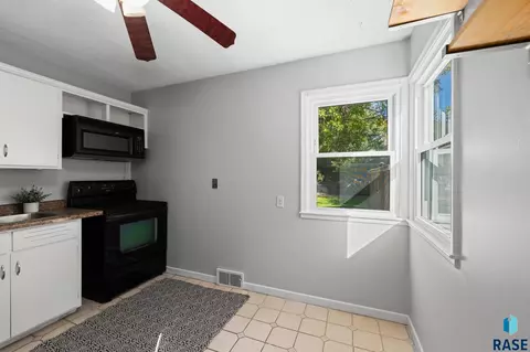 Kitchen - 3208 S Phillips Ave, Sioux Falls, SD 57105 photo 4 of 4