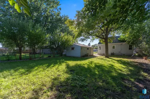 Exterior - 3208 S Phillips Ave, Sioux Falls, SD 57105 photo 11 of 13