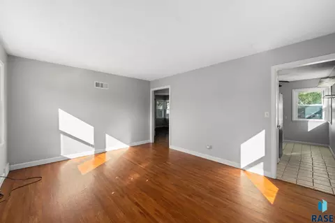 Living - 3208 S Phillips Ave, Sioux Falls, SD 57105 photo 4 of 5