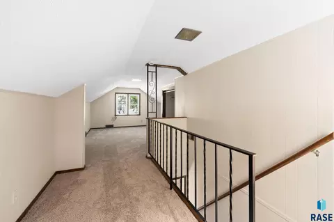 Entry Way - 3208 S Phillips Ave, Sioux Falls, SD 57105 photo 2 of 3
