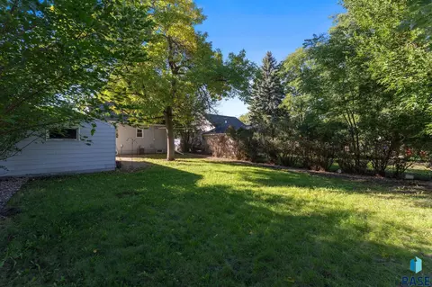 Exterior - 3208 S Phillips Ave, Sioux Falls, SD 57105 photo 10 of 13