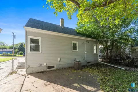 Exterior - 3208 S Phillips Ave, Sioux Falls, SD 57105 photo 2 of 13