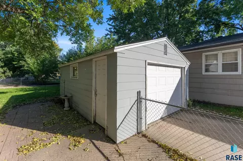 Exterior - 3208 S Phillips Ave, Sioux Falls, SD 57105 photo 7 of 13