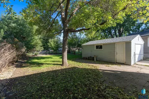 Exterior - 3208 S Phillips Ave, Sioux Falls, SD 57105 photo 6 of 13
