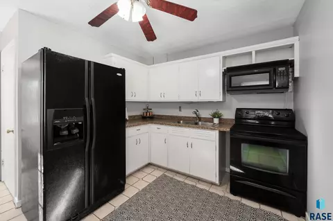 Kitchen - 3208 S Phillips Ave, Sioux Falls, SD 57105 photo 2 of 4