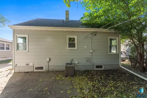 Exterior - 3208 S Phillips Ave, Sioux Falls, SD 57105 photo 3 of 13