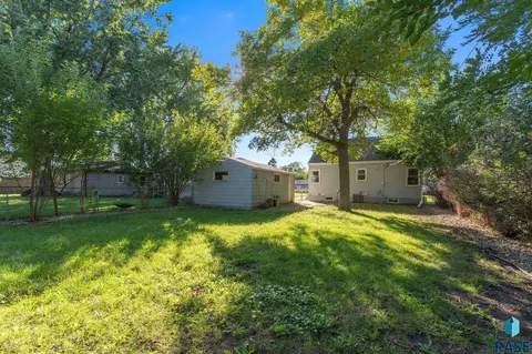Exterior - 3208 S Phillips Ave, Sioux Falls, SD 57105 photo 12 of 13