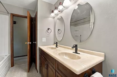 Bath - 406 Johnson Ave, Baltic, SD 57003 photo 1 of 4
