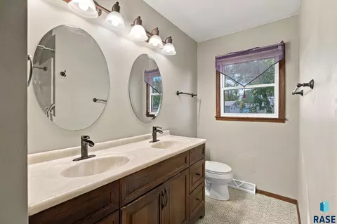 Bath - 406 Johnson Ave, Baltic, SD 57003 photo 3 of 4