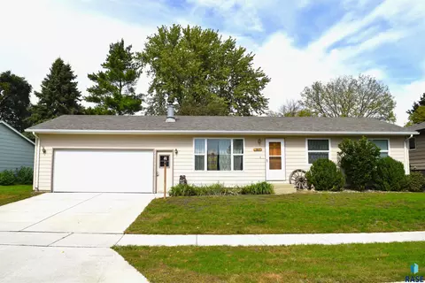 704 E Maple St, Harrisburg, SD 57032