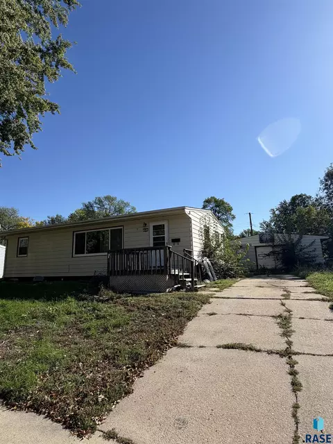 864 S Day Ave, Sioux Falls, SD 57103
