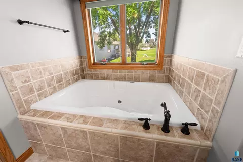 Bath - 204 S Cherry Ave, Marion, SD 57043 photo 3 of 7