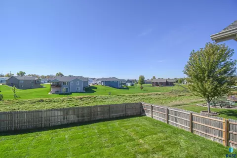 Exterior - 5733 W Bream Ct, Sioux Falls, SD 57107 photo 4 of 13