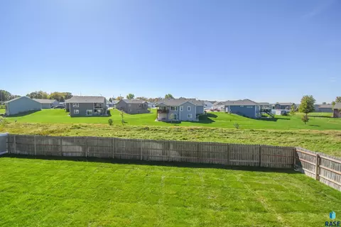 Exterior - 5733 W Bream Ct, Sioux Falls, SD 57107 photo 5 of 13