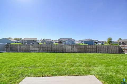 Exterior - 5733 W Bream Ct, Sioux Falls, SD 57107 photo 8 of 13