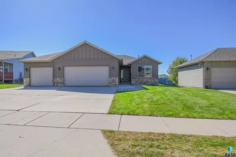 Exterior - 5733 W Bream Ct, Sioux Falls, SD 57107 photo 1 of 13