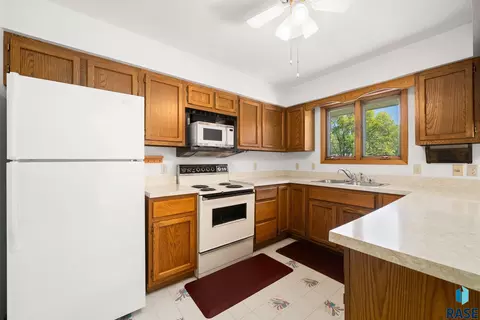 Kitchen - 2104 S Devon Dr, Sioux Falls, SD 57106 photo 2 of 5