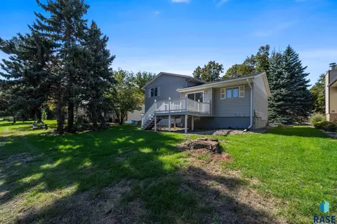 Exterior - 2104 S Devon Dr, Sioux Falls, SD 57106 photo 4 of 7