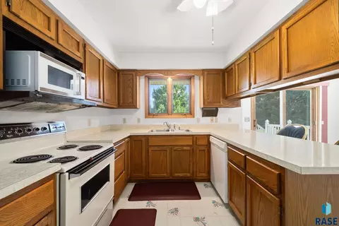 Kitchen - 2104 S Devon Dr, Sioux Falls, SD 57106 photo 3 of 5