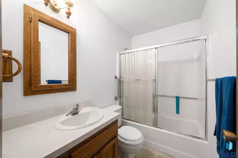 Bath - 2104 S Devon Dr, Sioux Falls, SD 57106 photo 1 of 3