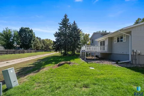 Exterior - 2104 S Devon Dr, Sioux Falls, SD 57106 photo 3 of 7