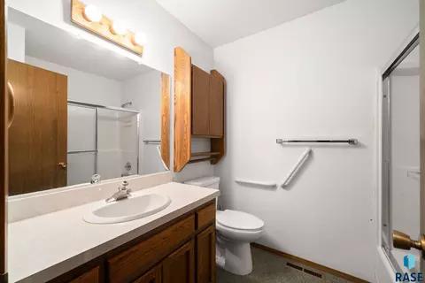 Bath - 2104 S Devon Dr, Sioux Falls, SD 57106 photo 2 of 3