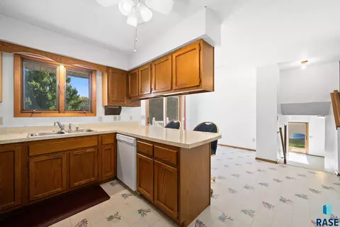 Kitchen - 2104 S Devon Dr, Sioux Falls, SD 57106 photo 4 of 5