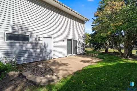 Exterior - 2104 S Devon Dr, Sioux Falls, SD 57106 photo 6 of 7