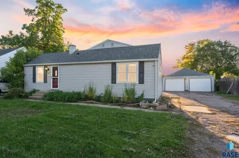 3117 S Lake Ave, Sioux Falls, SD 57105