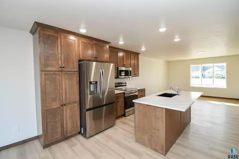 Kitchen - 1818 S Daylight Dr, Sioux Falls, SD 57110 photo 4 of 4