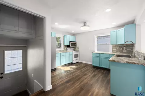 Entry Way - 1422 E 4th St, Sioux Falls, SD 57103 photo 1 of 2