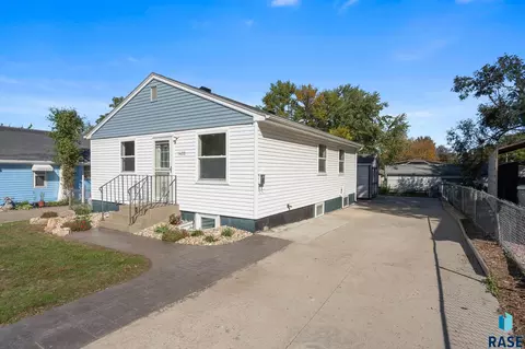 Exterior - 1422 E 4th St, Sioux Falls, SD 57103 photo 1 of 9