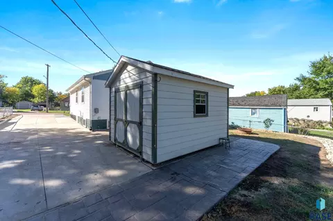 Exterior - 1422 E 4th St, Sioux Falls, SD 57103 photo 3 of 9