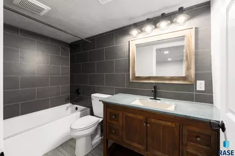 Bath - 1422 E 4th St, Sioux Falls, SD 57103 photo 3 of 4