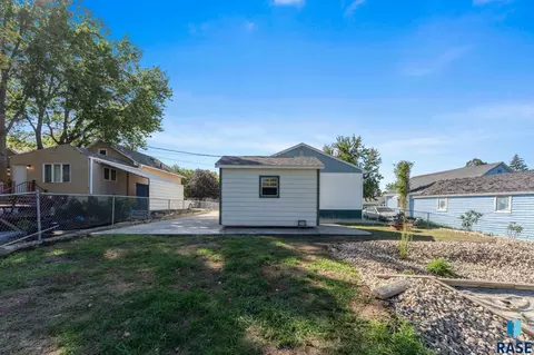 Exterior - 1422 E 4th St, Sioux Falls, SD 57103 photo 4 of 9