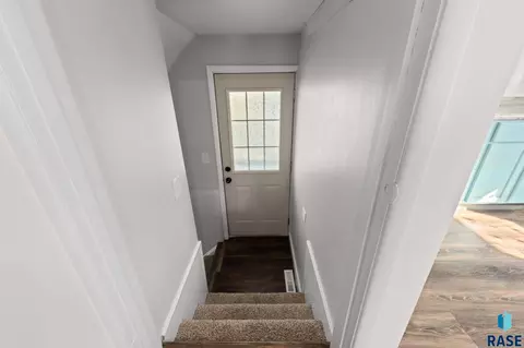 Entry Way - 1422 E 4th St, Sioux Falls, SD 57103 photo 2 of 2