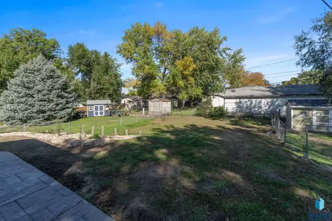 Exterior - 1422 E 4th St, Sioux Falls, SD 57103 photo 7 of 9