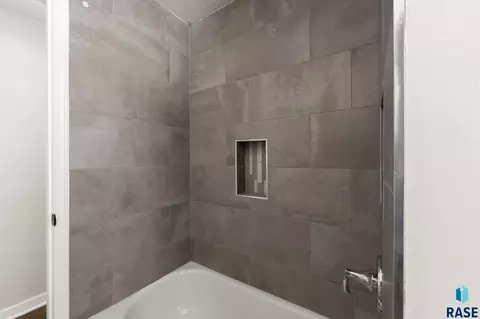 Bath - 1422 E 4th St, Sioux Falls, SD 57103 photo 2 of 4