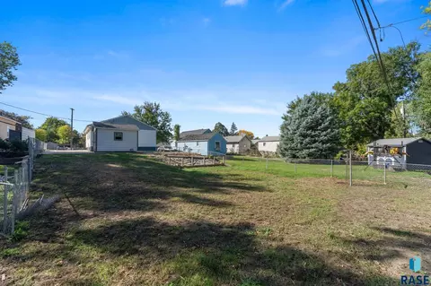 Exterior - 1422 E 4th St, Sioux Falls, SD 57103 photo 8 of 9