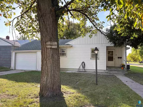 Exterior - 521 W 2nd Ave, Miller, SD 57362 photo 11 of 12