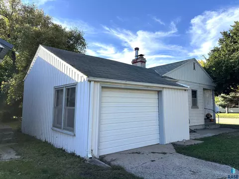 Exterior - 521 W 2nd Ave, Miller, SD 57362 photo 10 of 12