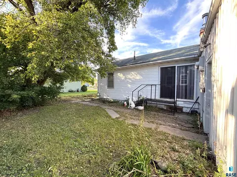 Exterior - 521 W 2nd Ave, Miller, SD 57362 photo 7 of 12