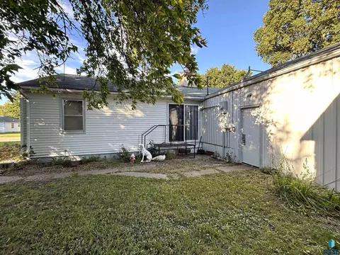 Exterior - 521 W 2nd Ave, Miller, SD 57362 photo 4 of 12