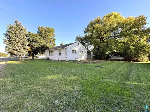 Exterior - 521 W 2nd Ave, Miller, SD 57362 photo 2 of 12