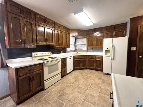 Kitchen - 521 W 2nd Ave, Miller, SD 57362 photo 3 of 6
