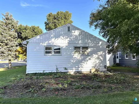 Exterior - 521 W 2nd Ave, Miller, SD 57362 photo 8 of 12