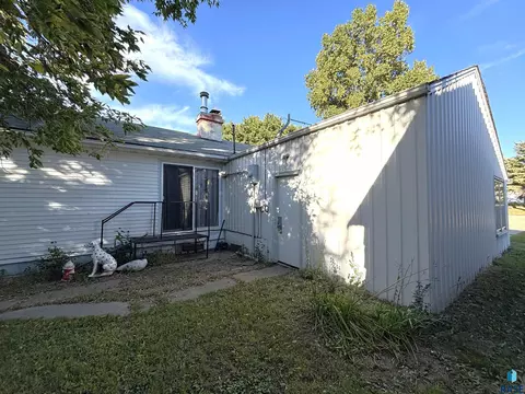 Exterior - 521 W 2nd Ave, Miller, SD 57362 photo 5 of 12