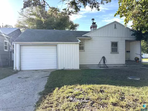Exterior - 521 W 2nd Ave, Miller, SD 57362 photo 1 of 12